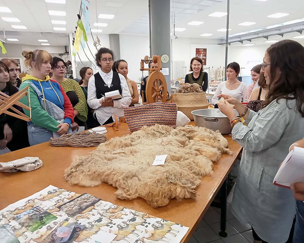 Atelier intergénérationnel autour de la laine au lycet lomet Agen